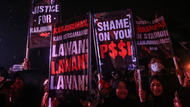 Aksi solidaritas suporter sepak bola di Yogyakarta atas tragedi Kanjuruhan.