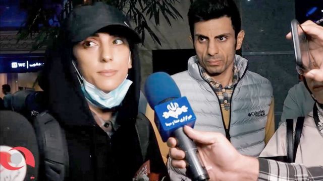 Elnaz Rekabi diwawancarai oleh media Iran di Bandara Internasional Teheran pada 19 Oktober 2022