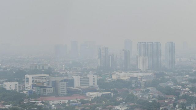 Suasana gedung bertingkat tampak redup akibat polusi udara di Jakarta, Rabu (28/9/2022). 