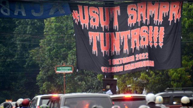 Sebuah poster yang mendorong pemerintah mengusut tuntas tragedi di Kanjuruhan dipasang oleh warga di Malang, Jawa Timur.