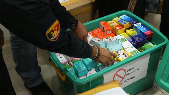 Petugas gabungan Dinas Kesehatan, Dinas Perindustrian dan Perdagangan Aceh Barat dan Polres Aceh Barat melakukan sidak (sidak) apotek di Meulaboh, Aceh Barat, Aceh, Sabtu (22/10/2022).