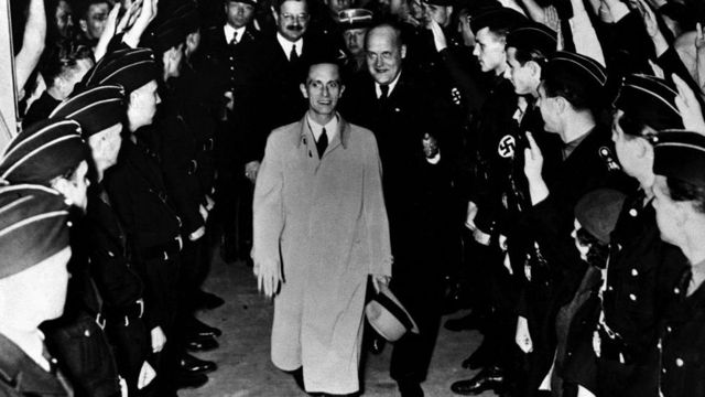 Joseph Goebbels mengunjungi pabrik pada tahun 1930-an