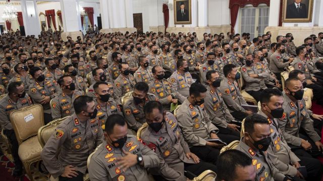 Aparat Kepolisian Negara Republik Indonesia (Polri) menunggu kedatangan Presiden Joko Widodo di Istana Negara, Jakarta, Jumat (14/10/2022).
