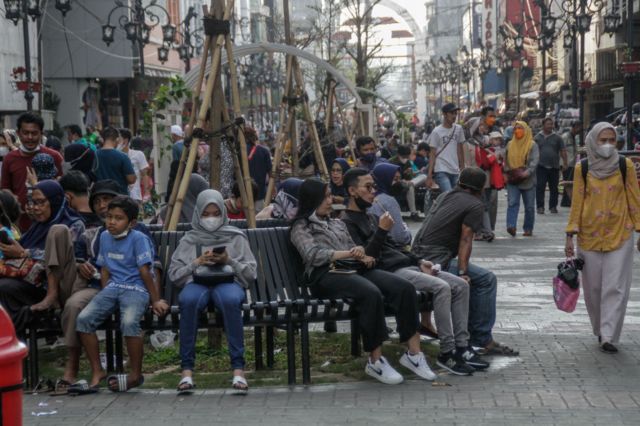 In Bandung drängen sich Menschen in den Einkaufsvierteln.