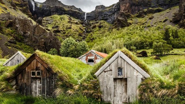 Ketika orang Islandia pindah dari rumah rumput ke rumah modern, beberapa orang mulai mengeluhkan hawa dingin yang meningkat.