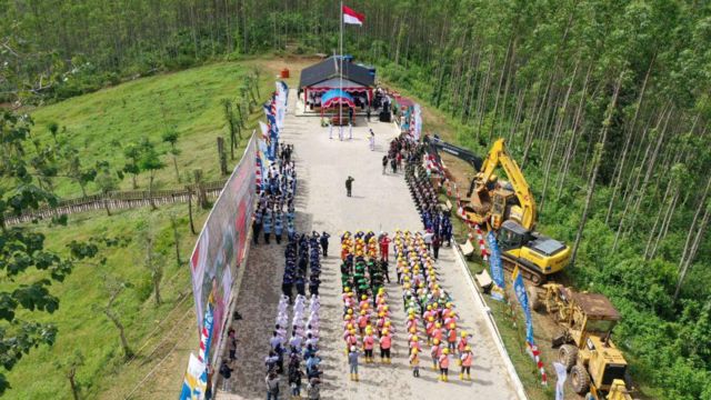 Dalam rangka memperingati hari kemerdekaan Republik Indonesia ke-77 pihak Otorita IKN Nusantara melaksanakan pengibaran Bendera Merah Putih pertama di kawasan titik nol IKN Nusantara.