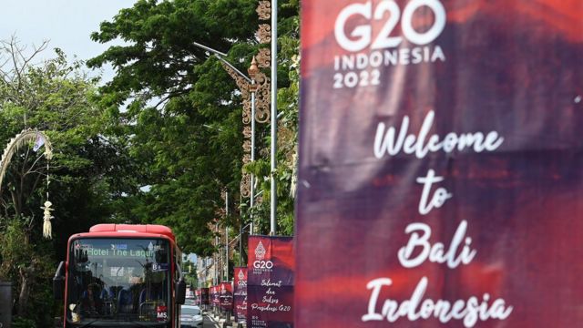 Bus listrik yang digunakan sebagai pengumpan (shuttle) itu melintasi kawasan Nusa Dua, Badung, Bali pada Sabtu (11/12/2022).