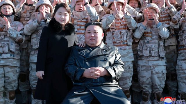 Pemimpin Korea Utara Kim Jong Un dan putrinya menghadiri sesi foto bersama para ilmuwan, teknisi, dan pejabat militer yang terlibat dalam uji ICBM Hwasong-17.