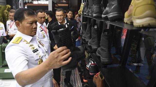 Kepala Staf Angkatan Laut (Kasal) Laksamana TNI Yudo Margono (kiri) mengamati sepatu taktis pada pameran industri pertahanan Indo Defence 2022 Expo & Forum di Jakarta International Expo (JIExpo), Kemayoran, Jakarta Pusat, Rabu (11/2/2022). 