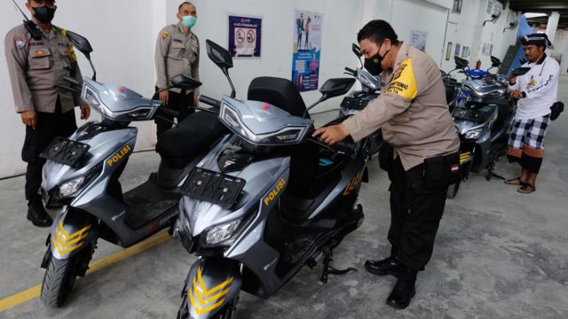 Eine Reihe von Polizisten inspizieren Elektromotorräder, bevor sie am Dienstag (10.11.) in Badung, Bali, Fahrzeugtests durchführen.