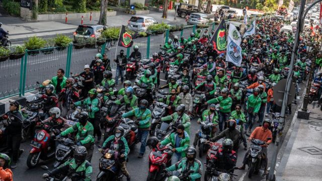 Online-Ojek-Fahrer demonstrieren gegen die Erhöhung der Kraftstoffpreise in Surabaya (24.08.).