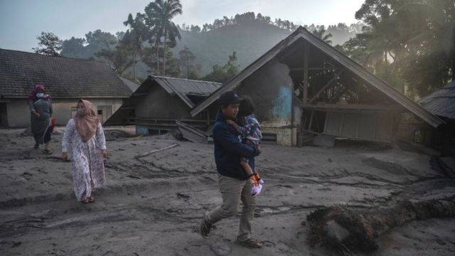 Warga Desa Kajar Kuning, Kabupaten Lumajang, Provinsi Jawa Timur, mengungsi setelah Gunung Semeru meletus, Senin (12/5).