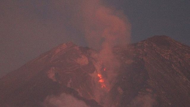 Pijar lava Gunung Semeru dilihat dari Desa Supiturang, Pronojiwo, Lumajang, Jawa Timur, Senin (12/5/2022).  P