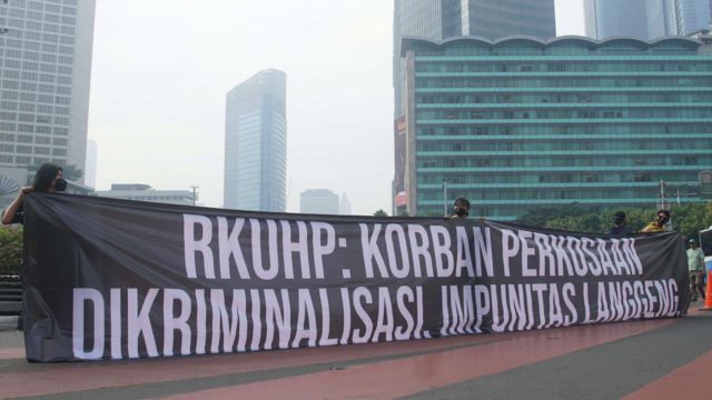 Die National Criminal Code Reform Alliance führte am Sonntag (27.11.) am HI Roundabout in Jakarta eine Transparentaktion gegen die Ratifizierung des RKUHP durch.