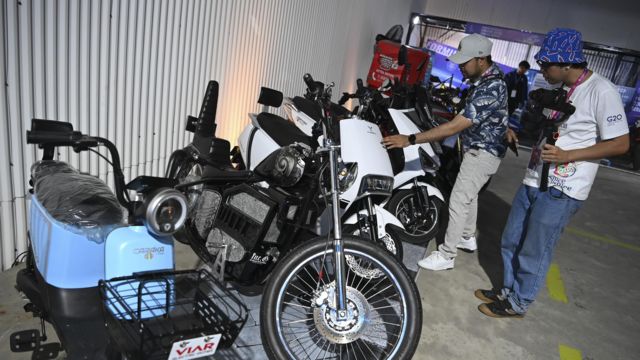 Besucher beobachten Elektromotorräder auf der Battery-Based Electric Vehicle Exhibition im Rahmen der G20-Gipfelreihe in der Bali Collection, Nusa Dua, Bali, Samstag (11.12.)